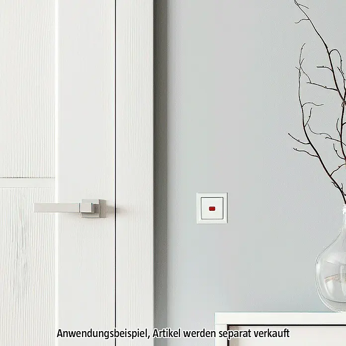 Busch-Jaeger Balance SI Abdeckrahmen 1721-914 - Alpinweiß glänzend, 1-fach, Kunststoff - Bild einer weißen Tür und einem weißen Schalter mit rotem Punkt an einer grauen Wand. Der Schalter wird separat verkauft.
