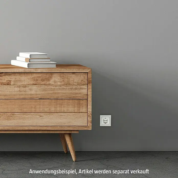 Busch-Jaeger Balance SI Abdeckrahmen 1721-914 - Alpinweiß glänzend, 1-fach, Kunststoff - Nahaufnahme einer weißen Steckdose an einer grauen Wand neben einer hölzernen Kommode mit Büchern.