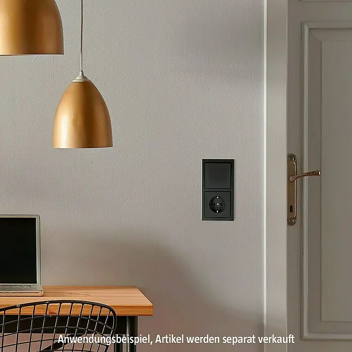 Busch-Jaeger Future Linear Abdeckrahmen 1722-885K - Schwarz matt, 2-fach, Kunststoff - Schwarze Steckdose mit Klappdeckel und Schalter. Anwendung in einer modernen Wohnung mit minimalistischem Design.