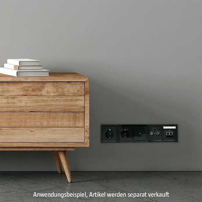 Busch-Jaeger Future Linear Abdeckrahmen 1725-181K - Anthrazit, 5-fach, Kunststoff - Mehrfachsteckdose in Schwarz an grauer Wand mit Holzkommode.