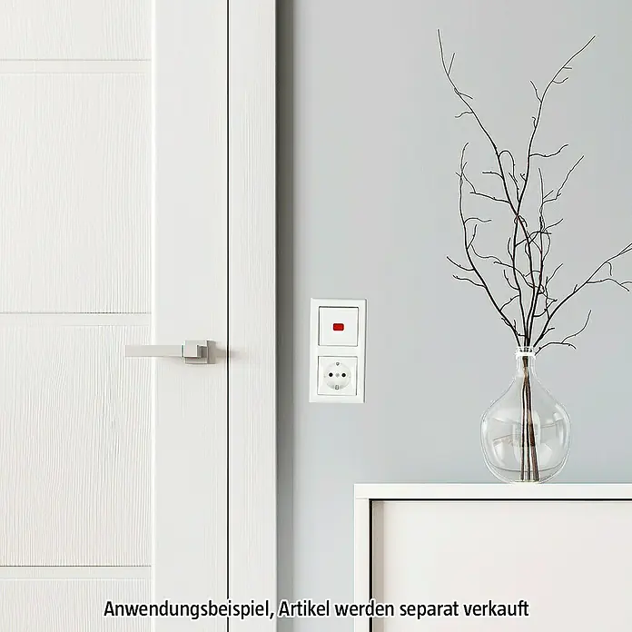 Busch-Jaeger Balance SI Kontrollschalterwippe 2509-914 - Alpinweiß glänzend, Glänzend, Kunststoff, Unterputzmontage - Anwendungsbeispiel einer weißen Steckdose mit rotem Schalter in modernem Interieur.