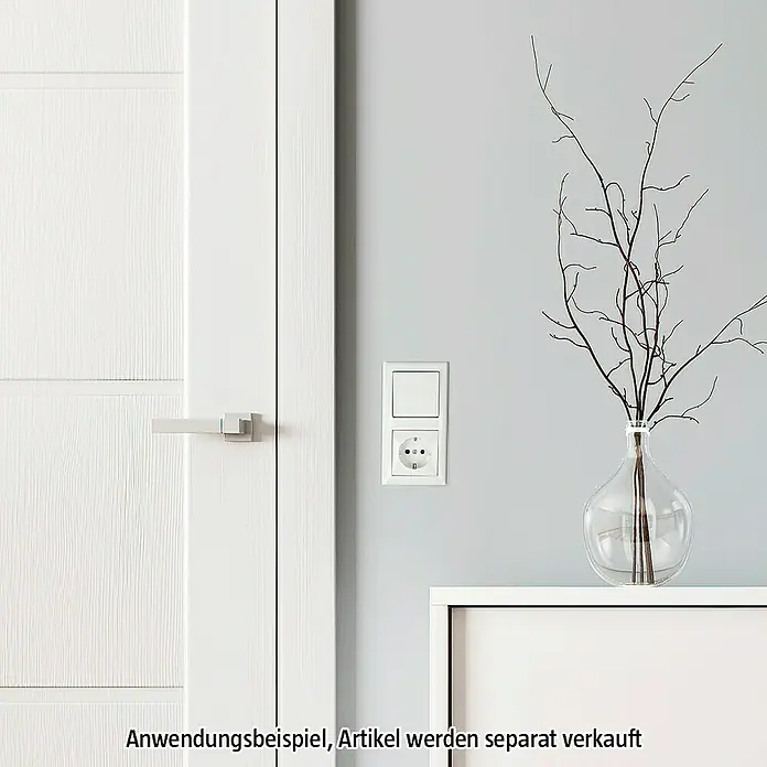 Busch-Jaeger Balance SI Universalwippe 2506-914 - Alpinweiß glänzend, Glänzend, Kunststoff, Unterputzmontage - Einbausteckdose mit Schalter neben einer Tür, minimalistisch und funktional. Die Steckdose ist modern und passt gut zu dem minimalistischen Stil.