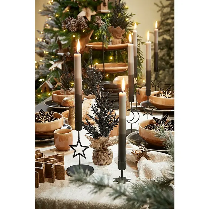 Teller Tabo - 1 Stk., Ø x H: 26,5 x 3 cm, Keramik, Schwarz - Festliche Tischdekoration mit gestreiften Kerzen, Sternkerzenhaltern und rustikalen Akzenten für eine warme Weihnachtsatmosphäre.