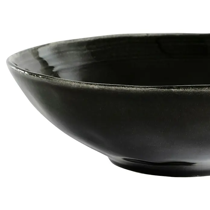 Schale Tabo - Ø x H: 30,5 x 9 cm, Schwarz - Nahaufnahme einer eleganten, dunklen Keramikschale. Die glänzende Oberfläche und das schlichte Design machen sie zu einem edlen Geschirrstück.