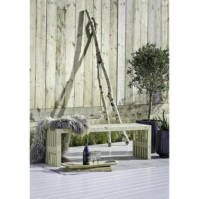 Plus Gartenbank Rustik - B x T x H: 138 x 36 x 45 cm, Nadelholz, Natur - Nahaufnahme einer rustikalen Holzbank mit Getränken, einem Fell und dekorativen Birkenstämmen vor einem Holzzaun, die ein entspanntes Ambiente ausstrahlt.