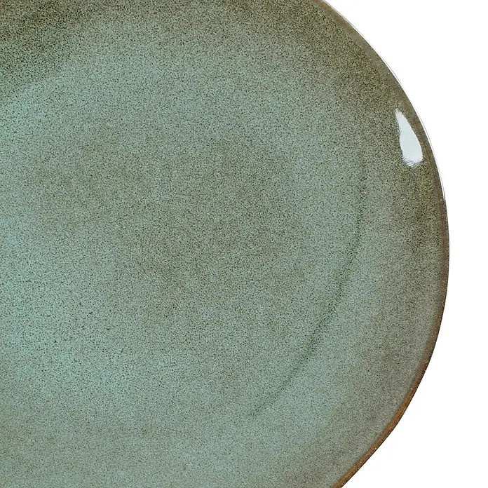 Teller Tabo - 1 Stk., Ø x H: 26,5 x 3 cm, Keramik, Grün - Nahaufnahme eines runden, glasierten Keramiktellers in beruhigenden Grün- und Brauntönen, der eine rustikale Eleganz für den Tisch bietet.