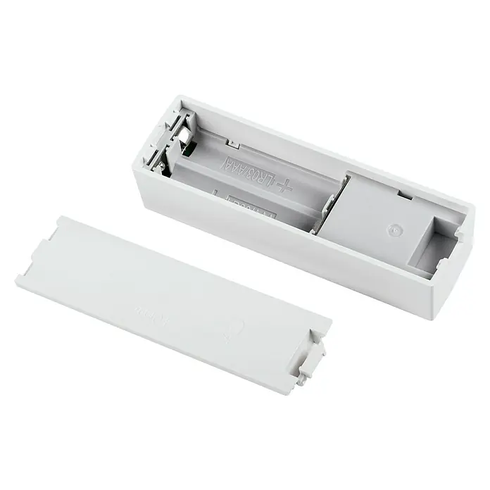 Homematic IP Erschütterungssensor & Neigungssensor HmIP-STV - Batteriebetrieben, 20 x 25 x 85 mm - Eine weiße Batteriehalterung für AAA-Batterien, offen und ohne Batterien, mit einem separaten Deckel daneben.