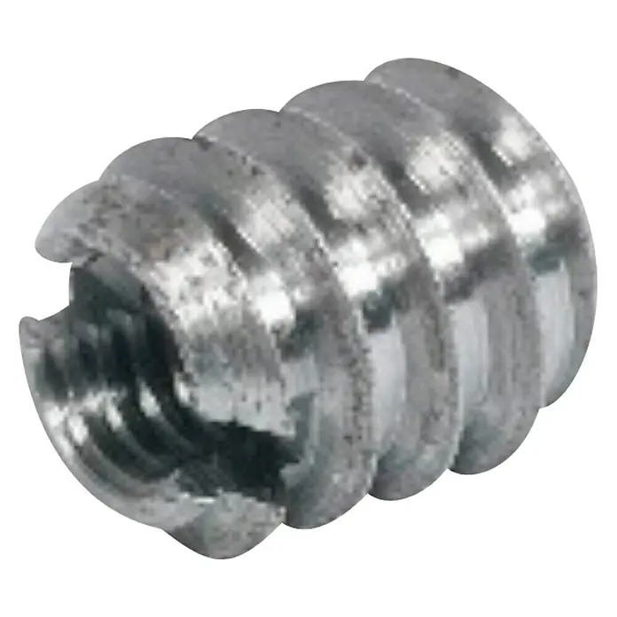 Häfele Langmutter - M 10, Stahl, 100 Stk. - Nahaufnahme einer Gewindebuchse aus Metall, ein Verbindungselement mit präzisen Gewindegängen für sichere Verbindungen in Holz und anderen Materialien.