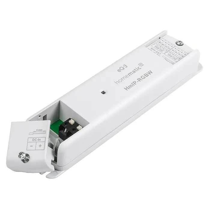 Homematic IP RGB-Controller HmIP-RGBW - 26 x 170 x 40 mm - Nahaufnahme des Homematic HmIP-RGBW LED-Controllers mit geöffnetem Batteriefach, der interne Komponenten und Anschlussdetails zeigt.