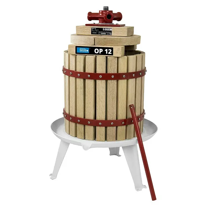 Güde Obstpresse OP 12 - Fassungsvermögen: 12 l - Eine hölzerne Obstpresse, Modell OP 12, mit einem roten Presskopf und Rahmen, steht auf einem weißen Untergestell.