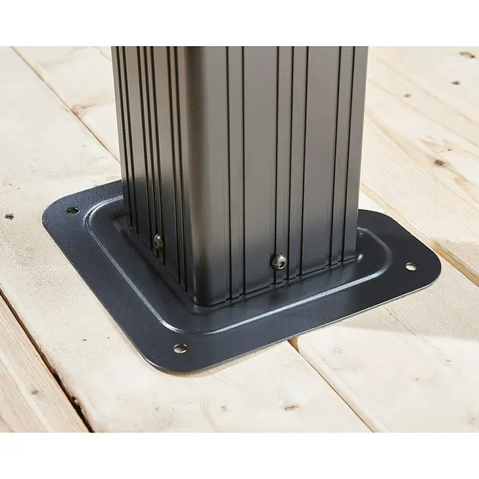 Sojag Standard-Pavillon Messina 12 x 16 - B x T: 483 x 363 cm, Farbe Gestell: Anthrazit, Aluminium - Nahaufnahme einer grauen Pavillonstütze mit quadratischer Basisplatte auf hellem Holzdeck, befestigt mit Schrauben und Bohrungen.
