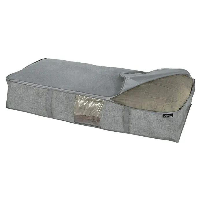 Organizador de armario Stone - L x An x Al: 45 x 95 x 18 cm, Específico para: Ropa de cama - Una bolsa de almacenamiento gris debajo de la cama, parcialmente abierta para revelar una almohada acolchada marrón. Una ventana transparente para identificar fácilmente el contenido.