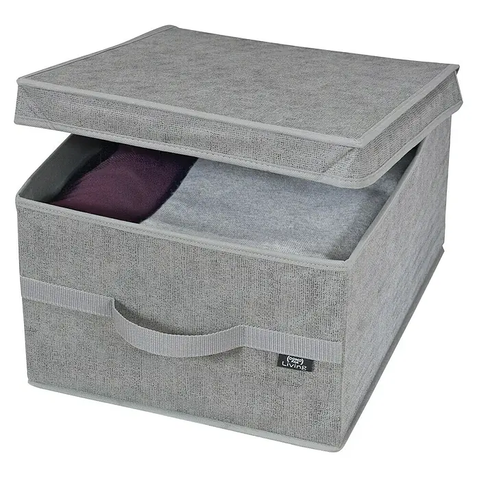 Caja para ropa Stone - L x An x Al: 50 x 38 x 24 cm, Polipropileno, Gris - Un cesto de almacenamiento de tela gris con tapa, parcialmente abierto para revelar ropa doblada. Una solución de almacenamiento práctica y elegante.