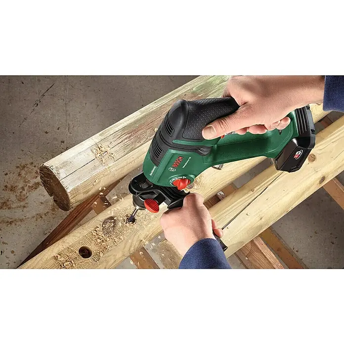 Bosch Professional AMPShare 18V Akku-Kombihammer UniversalHammer 18V - 18 V, 1 Akku, 4 Ah, 2 J - Ein Akku-Bohrhammer von Bosch wird verwendet, um ein Loch in ein Stück Holz zu bohren. Dieses Werkzeug ist ideal für Bau- und Heimwerkerarbeiten.
