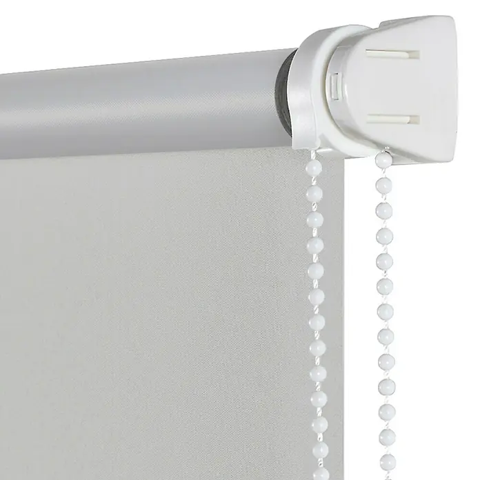 Estor enrollable opaco PP - An x Al: 150 x 180 cm, Gris - Primer plano de una persiana enrollable con una cadena de bolas blanca para su funcionamiento, que representa un diseño moderno y una decoración funcional para ventanas.