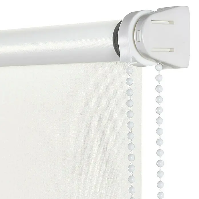 Estor enrollable opaco PP - An x Al: 150 x 180 cm, Blanco - Primer plano de un estor enrollable blanco con una cadena de cuentas, filtrando la luz suavemente y garantizando la privacidad. El estor es una decoración.