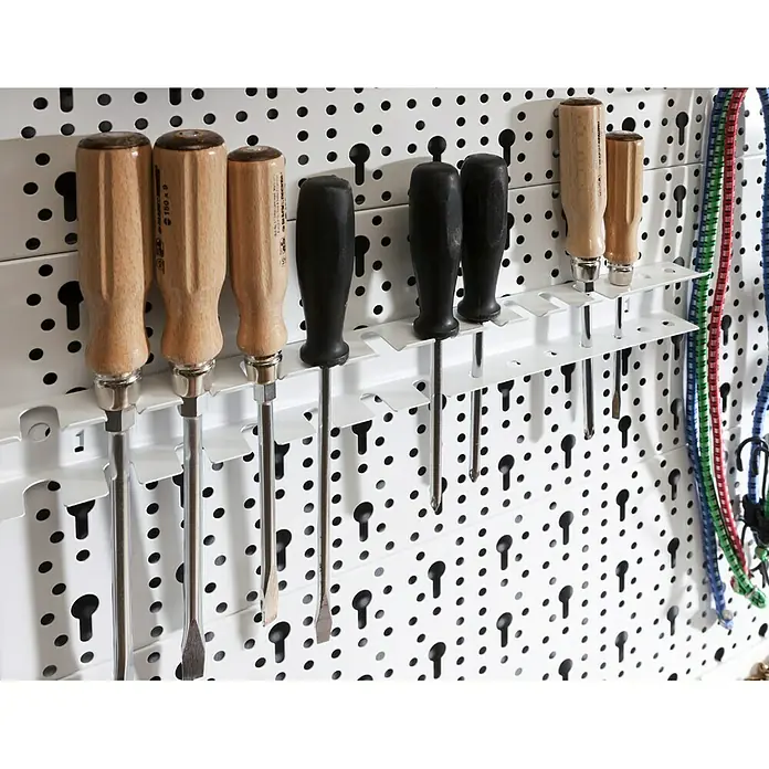 Element System Classic Lochwand-Set Organizer 2 - 2 x Stahllochplatten 80 x 20 cm, 2 x Wandschienen 50 cm, 19 verschiedene Werkzeughalter und Boxen, Montagematerial, 29 -tlg. - Eine Nahaufnahme einer Lochwand mit verschiedenen Schraubendrehern, die an einem weißen Halter aufgehängt sind.