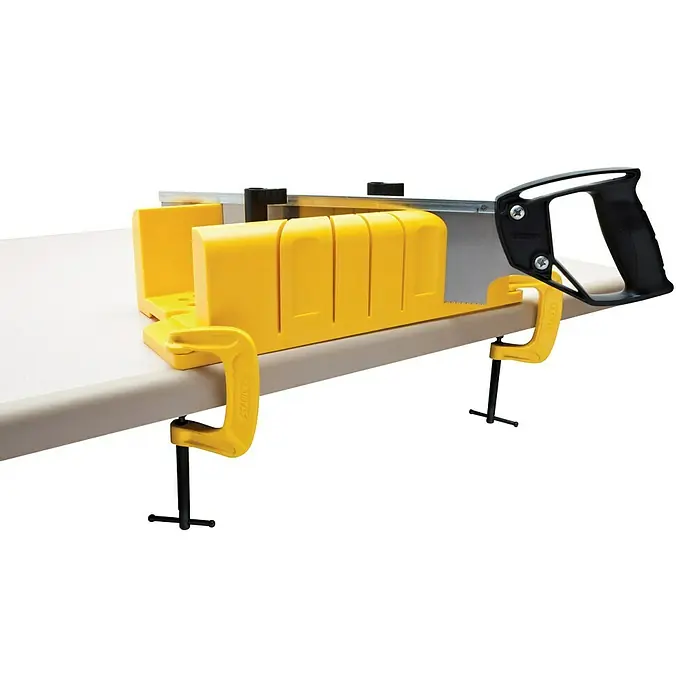 Stanley Caja y cortador de ingletes 1-20-600 - 3.175 x 1.702 x 1.083 mm, Acero - Imagen de una caja de ingletes amarilla con una sierra de mano, fijada sobre una mesa con mordazas.