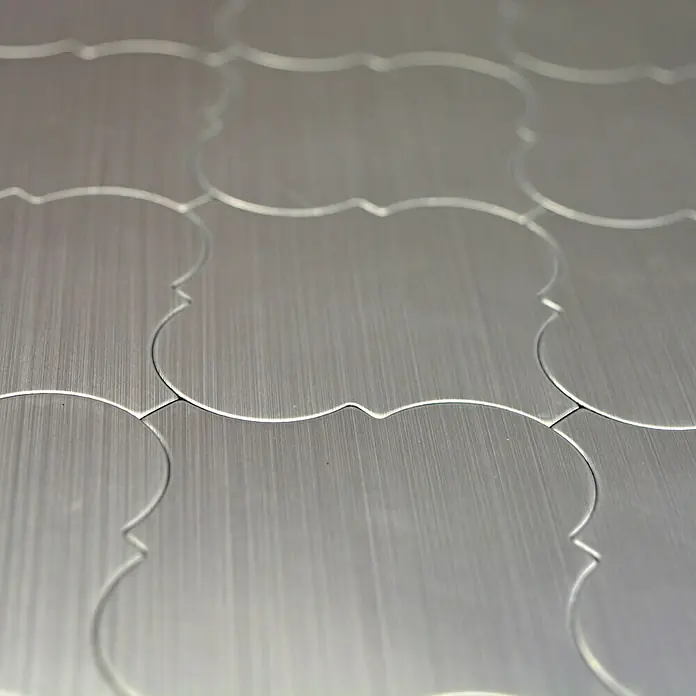 Selbstklebemosaik Florentiner SAM 4MMLAT - 29,6 x 28,7 cm, Silber, Glänzend - Nahaufnahme von stilvollen, verschlungenen Metallfliesen mit gebürsteter Textur. Perfekt für moderne Innenraumgestaltung und als Blickfang.