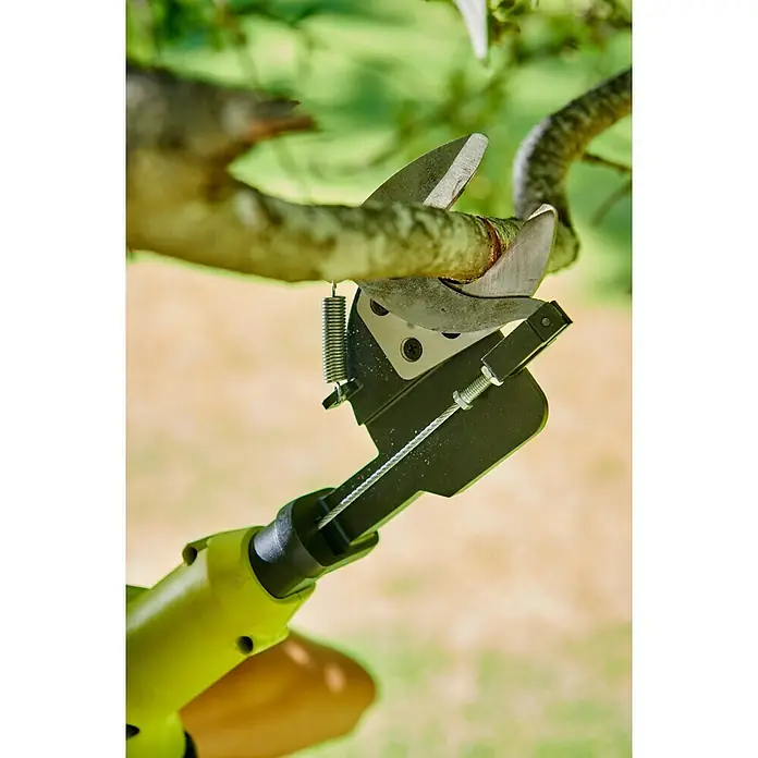 Ryobi ONE+ Akku-Astschere OLP1832BX - 18 V, Li-Ionen, Ohne Akku - Astschneider in Aktion: Ein Werkzeug zum Beschneiden von Ästen, ideal für die Gartenarbeit und Baumpflege.