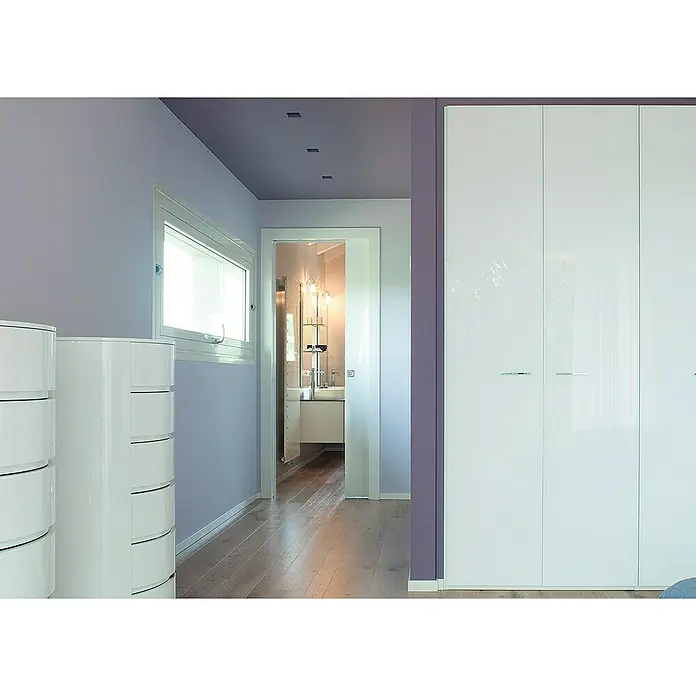 Eclisse Estructura de puerta corredera para pared de obra - 70 x 202 cm, Acero, 9 cm - Dormitorio moderno con armarios blancos brillantes y acceso al baño. Los armarios ofrecen mucho espacio de almacenamiento y un diseño elegante.