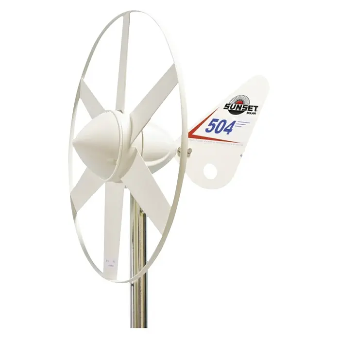 Sunset Windgenerator WG504 - 12 V - Nahaufnahme einer weißen Windturbine der Marke Sunset Solar 504 mit ringförmigen Propellern und silbernem Mast vor schwarzem Hintergrund.