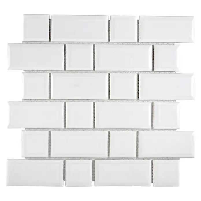 Mosaikfliese Metro Uni CG M08WM - 29,4 x 29,1 cm, Weiß, Glänzend - Nahaufnahme einer weißen, glänzenden Wandfliese im Retro-Stil, perfekt für Küche oder Bad. Das Mosaikmuster verleiht jedem Raum eine elegante Note.