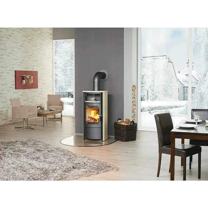 Hark Kaminofen Opera B - 5 kW, Raumheizvermögen: 138 m³, Material Verkleidung: Keramik, Creme - Ein modernes Wohnzimmer mit einem Kaminofen als zentralem Element, der Wärme und Stil vereint.