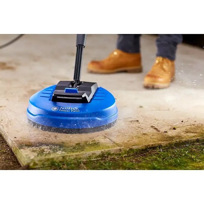 Nilfisk Hochdruckreiniger E 145.4-9 Power X-Tra - 145 bar, 2.100 W, Fördermenge: 500 l/h - Nahaufnahme eines Nilfisk Power Patio-Reinigers, der auf einer Terrasse im Außenbereich verwendet wird.