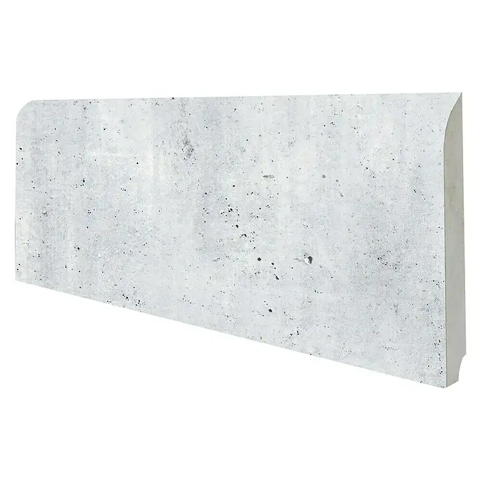 Bariperfil Rodapié Betton Hell - 2,2 m x 10 mm x 7 cm - Losa de hormigón con bordes redondeados, ideal para arquitectura moderna y diseño minimalista, mostrando una textura robusta con detalles finos.