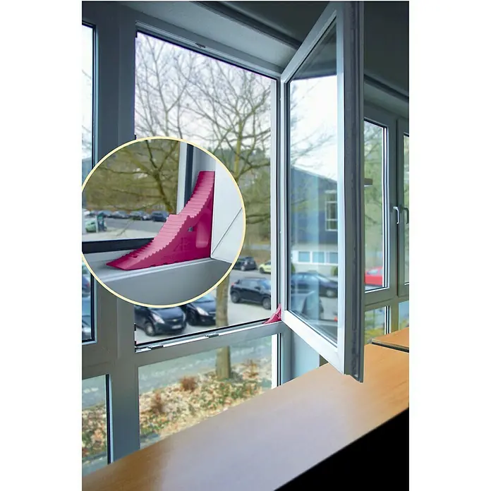 Schellenberg Tür- & Fensterstopper - Pink - Bild eines geöffneten Fensters mit einem rosafarbenen Fensterkeil. Der Fensterkeil sorgt für sichere Belüftung.
