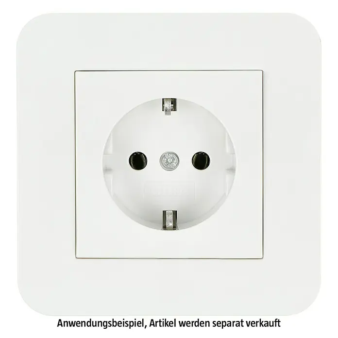 Gira E3 Abdeckrahmen 0211410 - Reinweiß glänzend, 1-fach, Kunststoff - Nahaufnahme einer weißen Schuko-Steckdose in einer weißen quadratischen Blende, die in eine Wand eingelassen ist.
