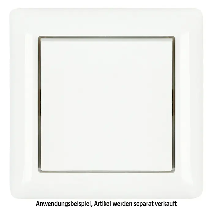 Gira Standard 55 Abdeckrahmen 021103 - Reinweiß glänzend, 1-fach, Kunststoff, Vertikal - Nahaufnahme einer quadratischen, weißen Lichtschalterabdeckung mit silbernem Rahmen.