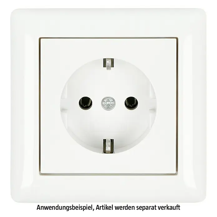 Gira Standard 55 Abdeckrahmen 021103 - Reinweiß glänzend, 1-fach, Kunststoff, Vertikal - Nahaufnahme einer weißen Schuko-Steckdose, die eine sichere und zuverlässige Stromversorgung gewährleistet.