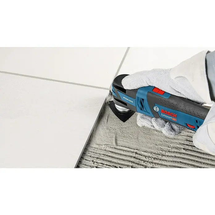 Bosch Professional Akku-Multifunktionswerkzeug GOP 12V-28 - 12 V, Ohne Akku, Mit L-Boxx - Der Bosch GOP 18V-28 Professional Akku-Multifunktionsschneider im Einsatz beim Fliesenfugen entfernen. Präzises Arbeiten mit Starlock-Aufnahme.