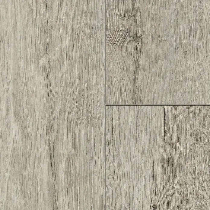 LOGOCLIC Aquaprotect Smart Laminat - Eiche Lucha, Landhausdiele, 1.288 x 195 x 6 mm - Detailaufnahme von hellgrauem Laminatboden mit Maserung, der eine natürliche Holzoptik erzeugt und eine moderne Atmosphäre schafft.