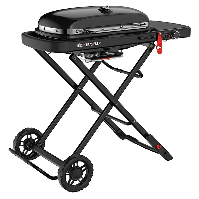 Weber Gasgrill Traveler Stealth Edition - Grillfläche (B x T): 63 x 34 cm, 3,8 kW, Anzahl Brenner: 1, Schwarz - Abbildung eines tragbaren schwarzen Weber Traveler-Grills mit schwarzem Gestell und Rädern.