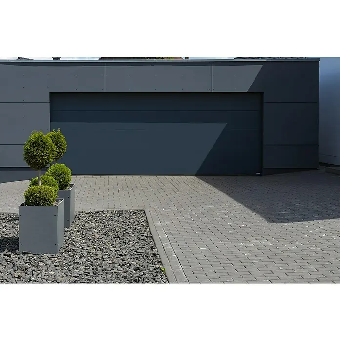 Kompaktplatte nach MaßAnthrazit, Max. Zuschnittsmaß: 2.800 x 1.300 mm, Stärke: 6 mm - Moderne Garagenfassade mit grauer Toranlage, flankiert von stilvollen Pflanzkästen und einem gepflasterten Vorplatz.
