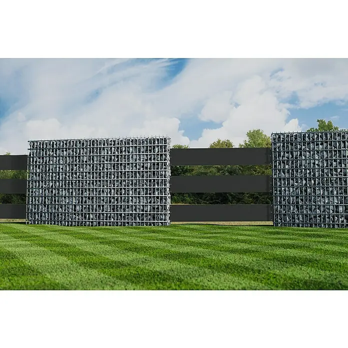 Kompaktplatte nach MaßAnthrazit, Max. Zuschnittsmaß: 2.800 x 1.300 mm, Stärke: 6 mm - Gabionenzaun und modernes Zaunelement im Garten. Die Steinkörbe kombiniert mit schlichten Zaunlatten ergeben einen modernen Sichtschutz.