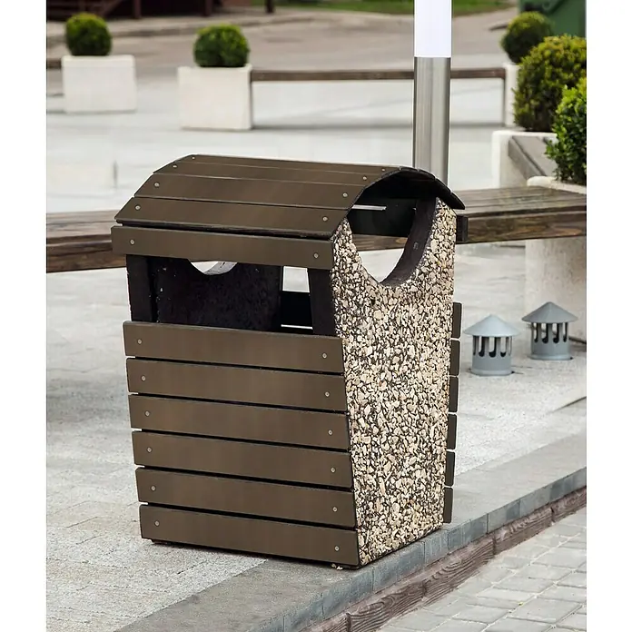 Kompaktplatte nach Maß - Braun, Stärke: 6 mm - Ein Mülleimer aus Holz und Stein steht auf einem gepflasterten Platz. Er hat ein braunes Dach und seitliche Holzlatten.