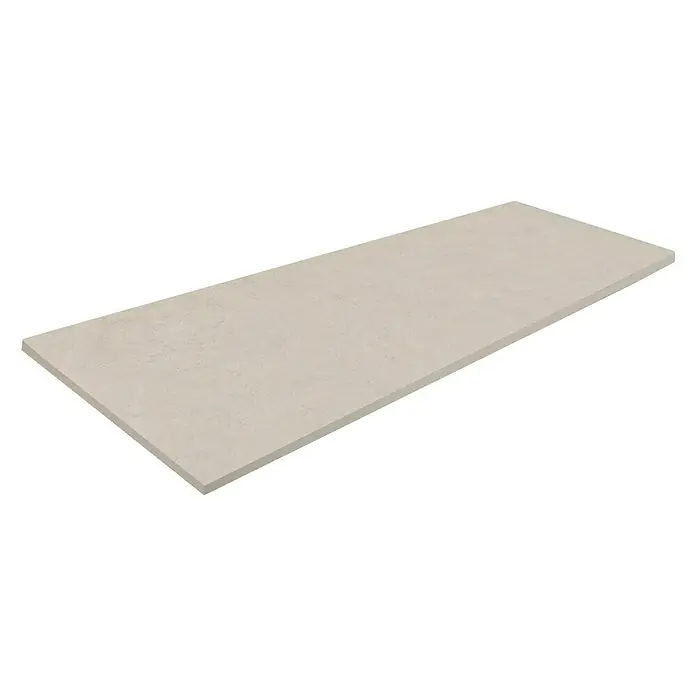 Wandfliese Palmeto Base Gris - 30 x 90 cm, Grau, Matt - Detailaufnahme einer hellen, rechteckigen Platte, ideal für moderne Tischplatten oder Regale, auf schwarzem Hintergrund.