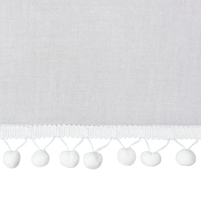 Elbersdrucke Bistrogardine Loni - B x H: 140 x 45 cm, 100 % Polyester, Weiß - Detailaufnahme einer weißen Gardine mit dekorativer Bommelborte, die ein verspieltes und elegantes Designelement darstellt.