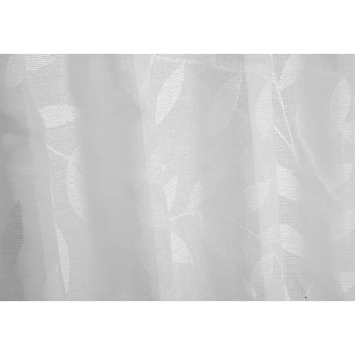 Elbersdrucke Bistrogardine Willow - B x H: 140 x 48 cm, 100 % Polyester, Weiß - Nahaufnahme von weißen Gardinen mit einem dezenten Blattmuster, die für ein sanftes, gefiltertes Licht und eine elegante Raumgestaltung sorgen.
