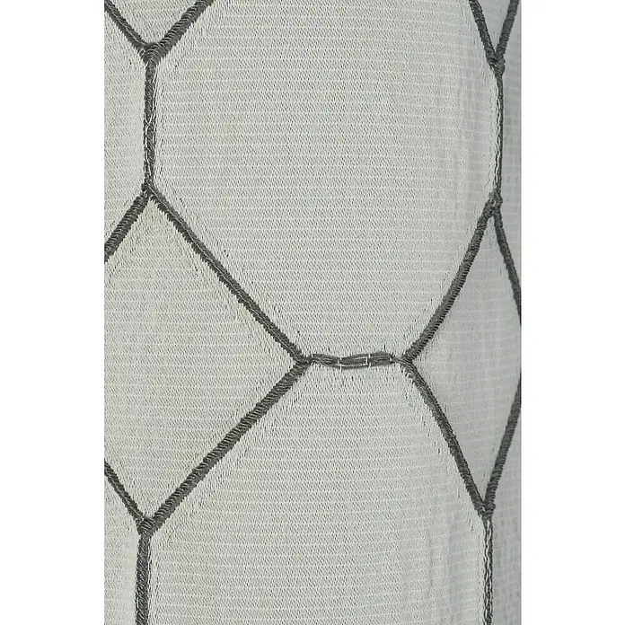 Rasch Home Ösenschal Alhambra - 140 x 255 cm, 100 % Polyester, Weiß/Grau - Detailaufnahme eines eleganten Vorhangs mit einem geometrischen Rautenmuster in Grau auf einem zarten, transparenten Stoff.