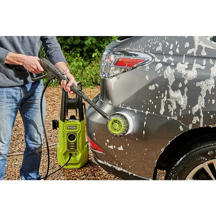 Ryobi Reinigungsbürste RAC 785 - Ausstattung: Borsten - Der Ryobi-Hochdruckreiniger wird zum Reinigen eines Autos mit einer Bürste verwendet, um Schmutz und Dreck zu entfernen.