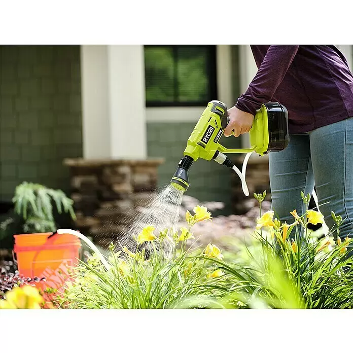 Ryobi Bewässerungsbrause RAC 765 8-IN-1 - Ausstattung: Verstellbare Düse, Einsatzbereich: Garten - Person nutzt eine lindgrüne und schwarze Ryobi EZClean Spritze, um gelbe Blumen aus einem Eimer zu gießen.