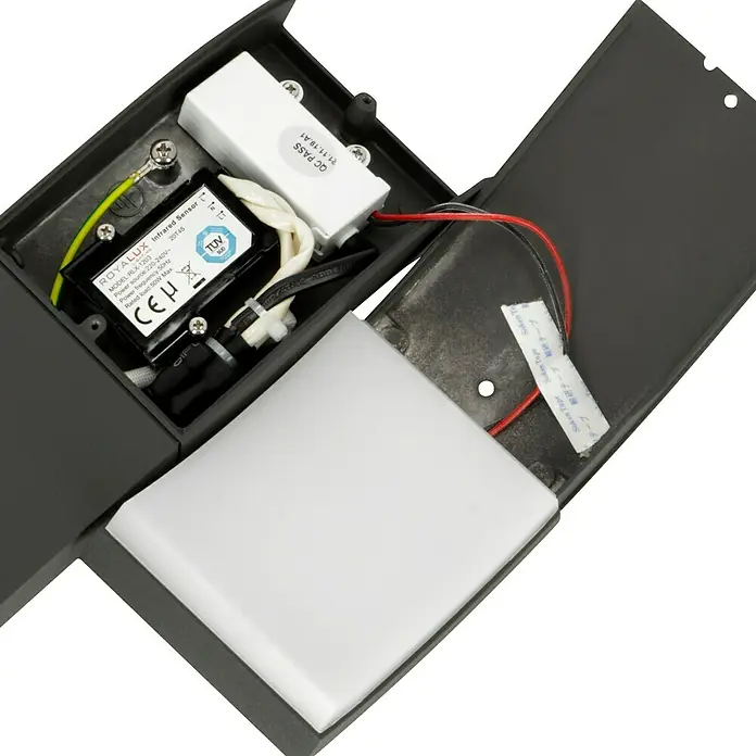 Starlux LED-Außenwegleuchte Udine7 W, Warmweiß, Höhe: 600 mm, IP54 - Nahaufnahme des ROYALUX Infrarotsensors, Modell RLX-1203, mit sichtbaren elektronischen Komponenten und 'QC PASS' Aufkleber.