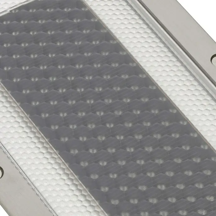 Paulmann Solarleuchte Box0,06 W, Silber, L x B x H: 20 x 10 x 5,1 cm, IP67 - Detailaufnahme einer LED-Leuchte mit Wabenstruktur und Aluminiumrahmen. Ideal für moderne Beleuchtungskonzepte.