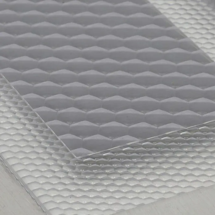 Paulmann Solarleuchte Box0,06 W, Silber, L x B x H: 20 x 10 x 5,1 cm, IP67 - Nahaufnahme einer strukturierten Kunststoffplatte mit einem sechseckigen Noppenmuster für taktile Oberflächen und dekorative Anwendungen.