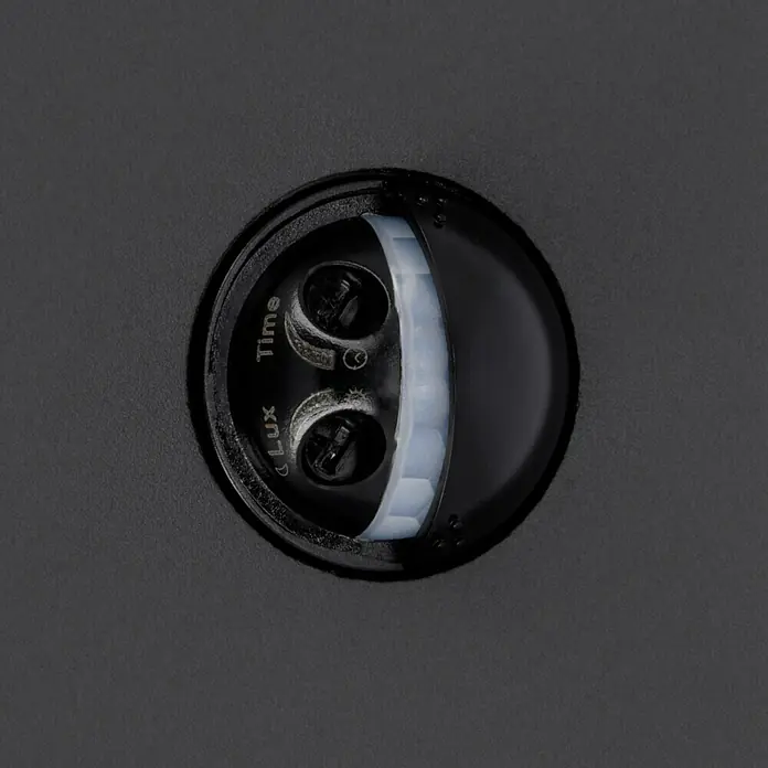 Starlux LED-Sensor-Außenwandleuchte Vincenza - 7 W, L x B x H: 122 x 84 x 190 mm, Silbergrau, Opal, Warmweiß - Nahaufnahme eines runden, schwarzen Bewegungssensors mit "Lux"- und "Time"-Einstellungen.